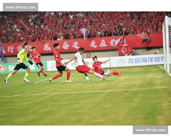 进球献战友！郑文煊举球衣暖苏超关键战